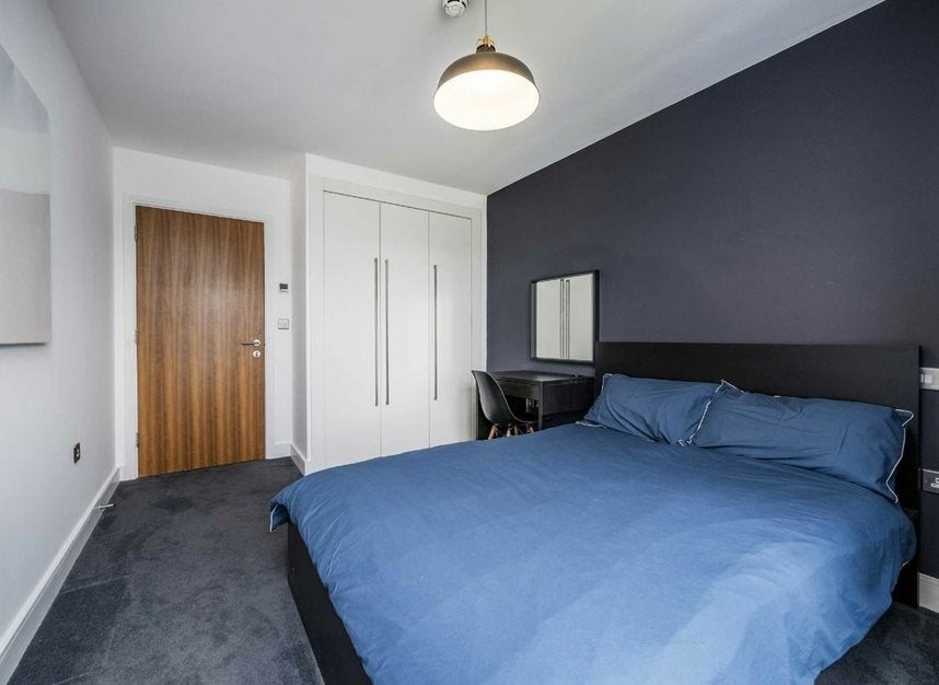 Flat Plumbers Row in Greater London