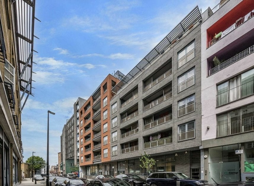 Flat Plumbers Row in Greater London