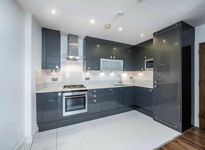 Flat Plumbers Row in Greater London