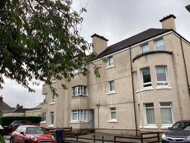 Flat Lomond Avenue in Renfrew