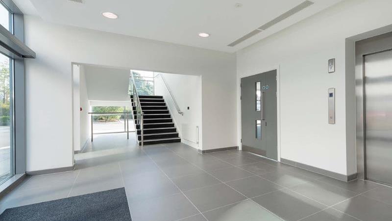 Flat Hadlow Court in Slough