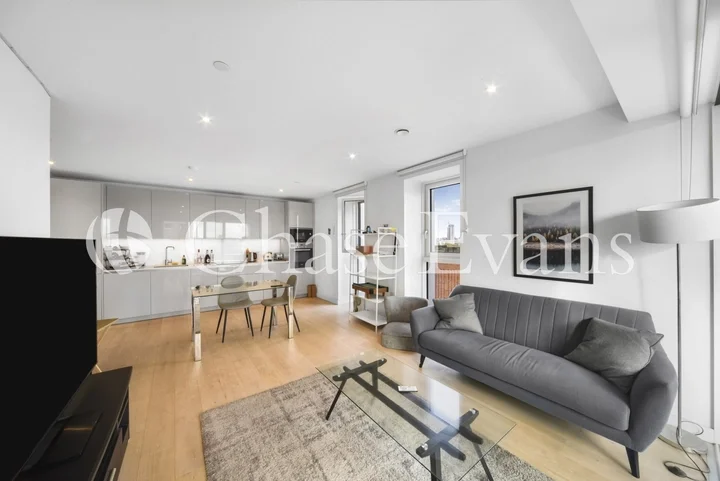 Flat Deacon Street in Greater London