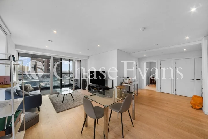 Flat Deacon Street in Greater London