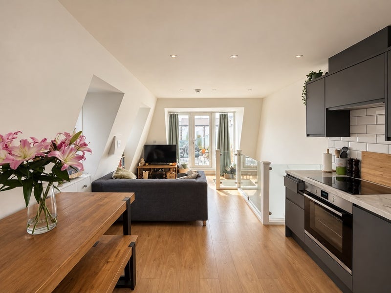 Flat Stapleton Road in Greater London