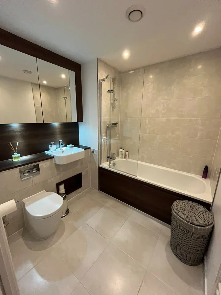 Room Battersea Park Road in Greater London