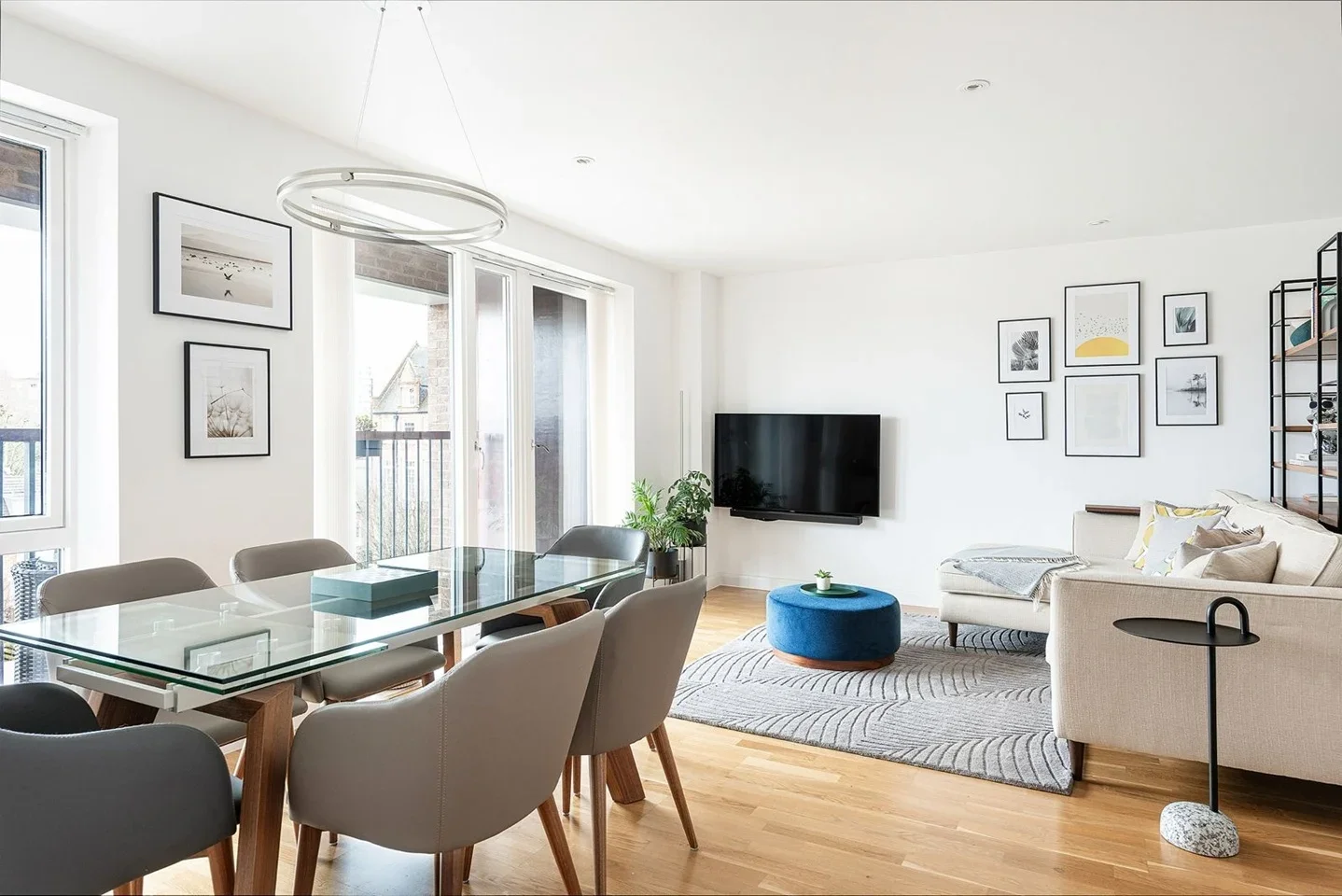 Room Battersea Park Road in Greater London