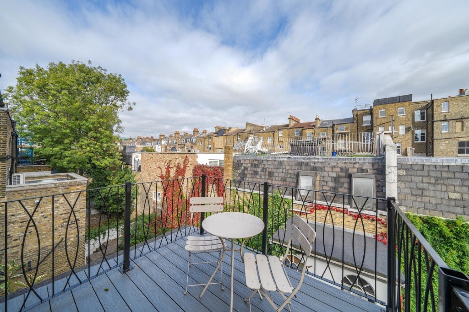 Flat Central Avenue in Greater London