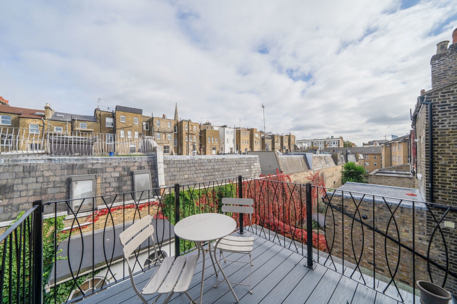 Flat Central Avenue in Greater London