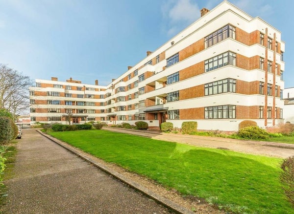 Flat The Crescent in London