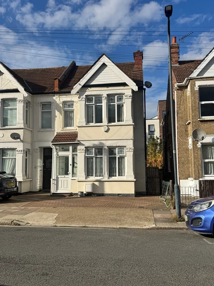 Room Central Road in Greater London