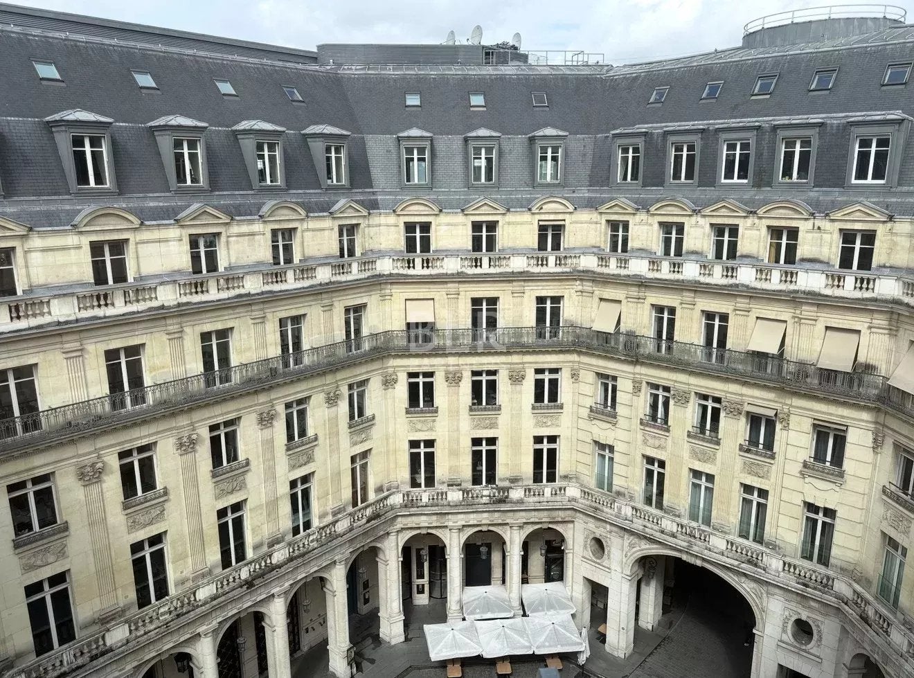 Flat Square Édouard VII in Paris