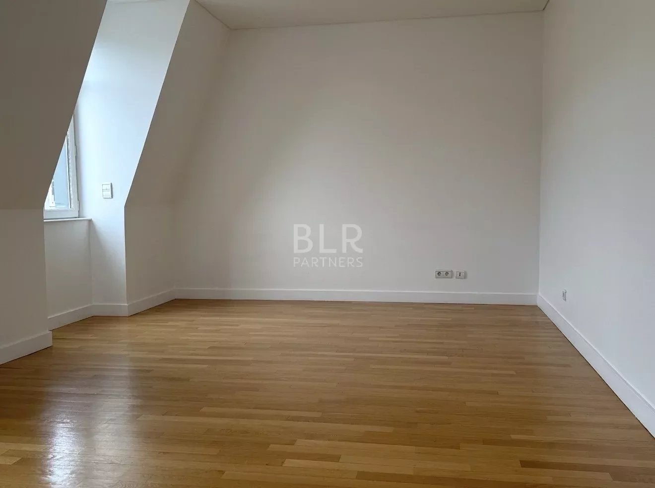 Flat Square Édouard VII in Paris