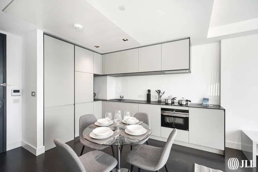 Flat Bradfield Road in Greater London