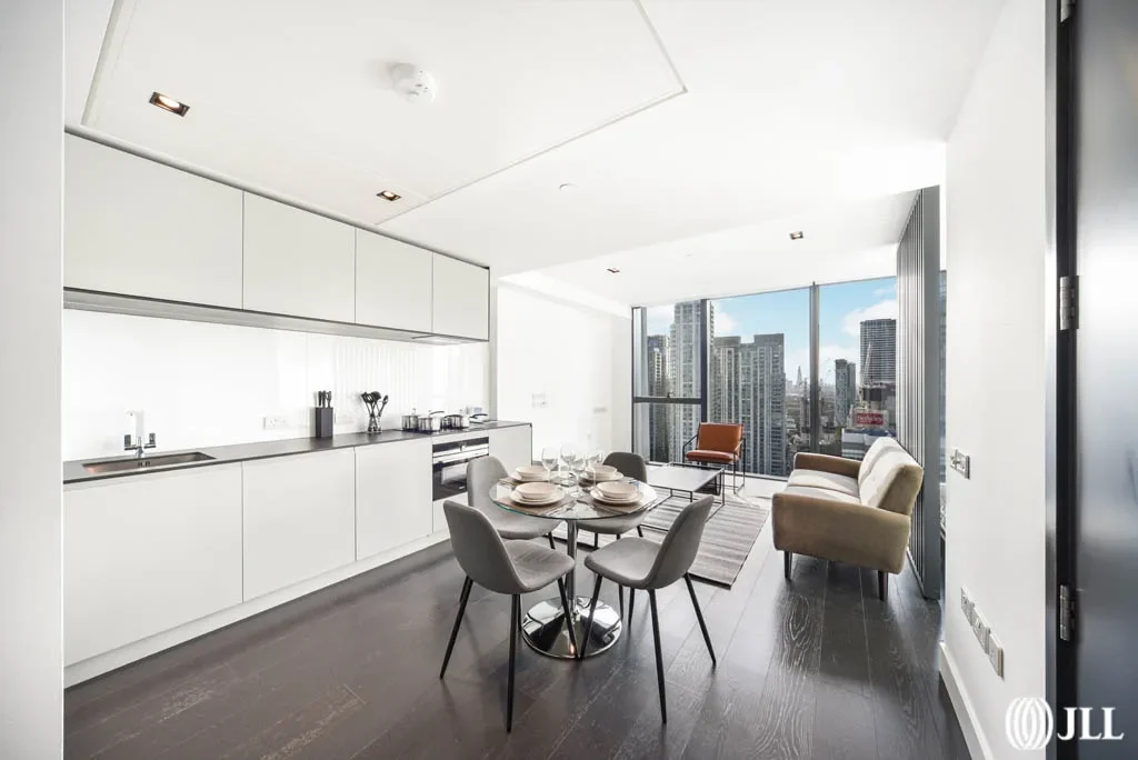Flat Bradfield Road in Greater London