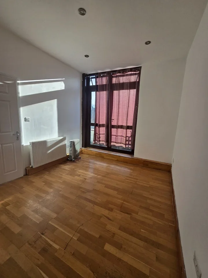 Flat Bonnersfield Lane in Greater London