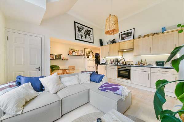 Flat Wickham Road in Greater London