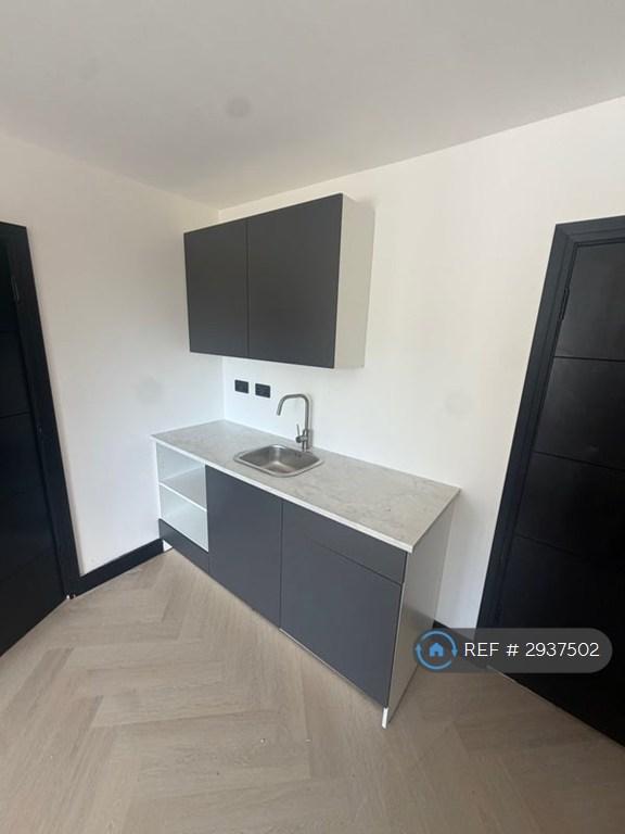Room Treve Avenue in Greater London