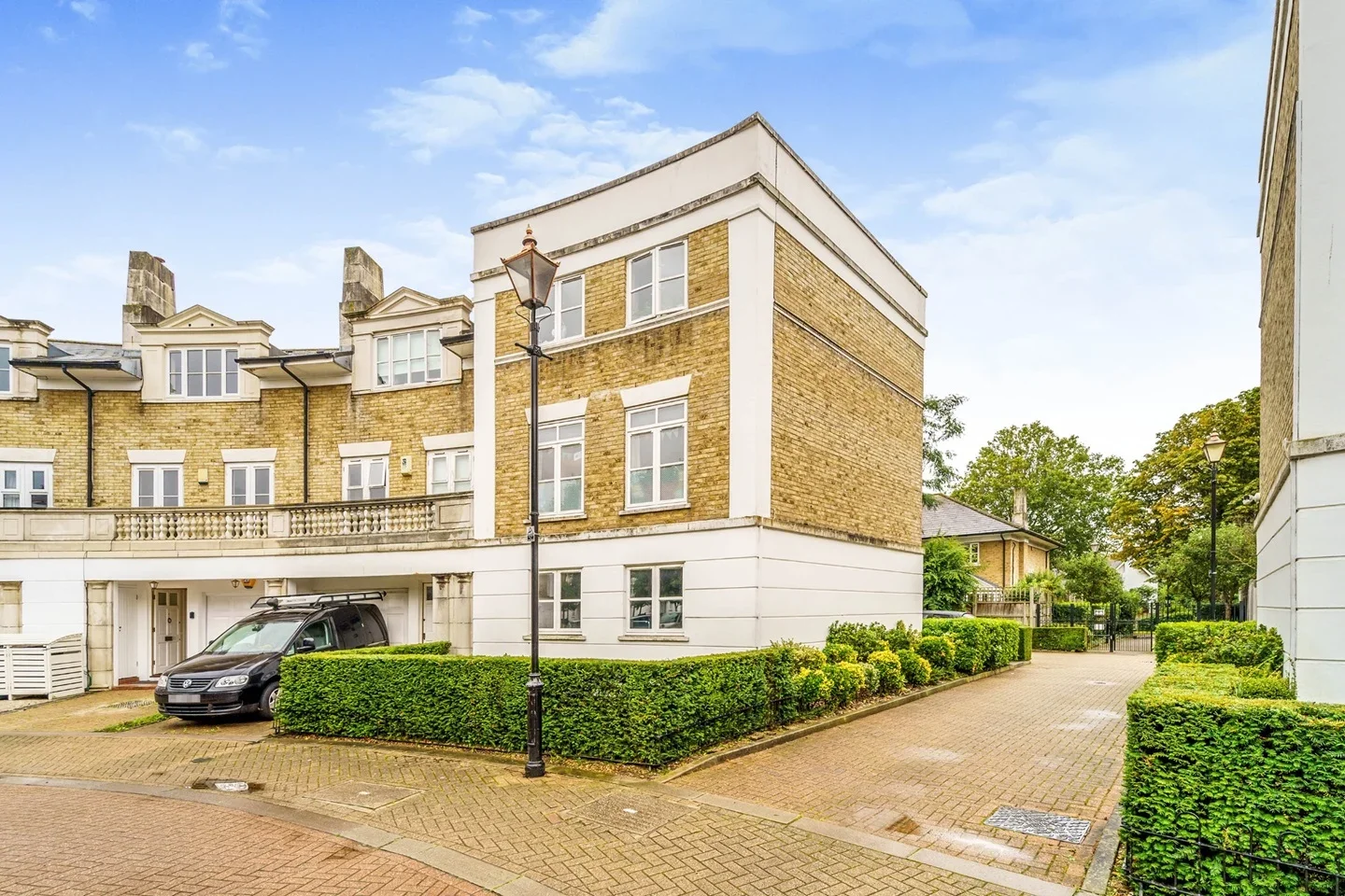 Flat Huntingdon Gardens in Greater London