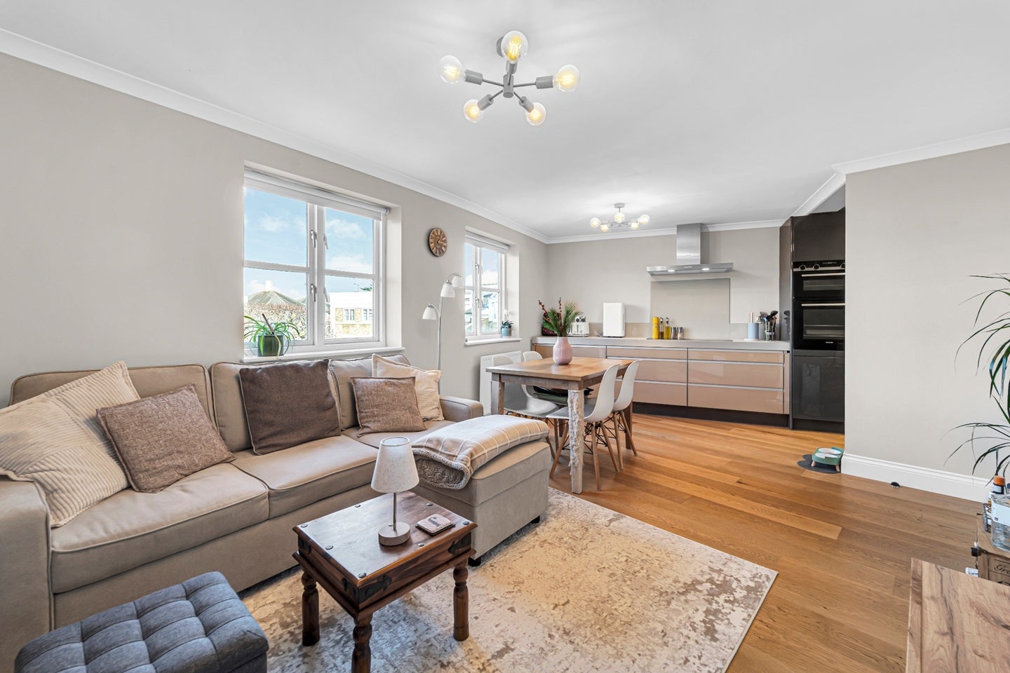 Flat Huntingdon Gardens in Greater London