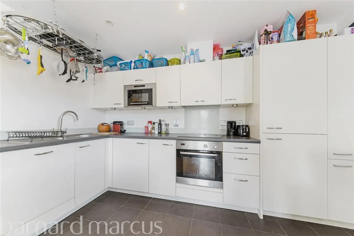 Flat Beaumont Drive in Greater London