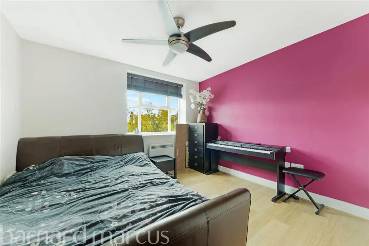 Flat Beaumont Drive in Greater London