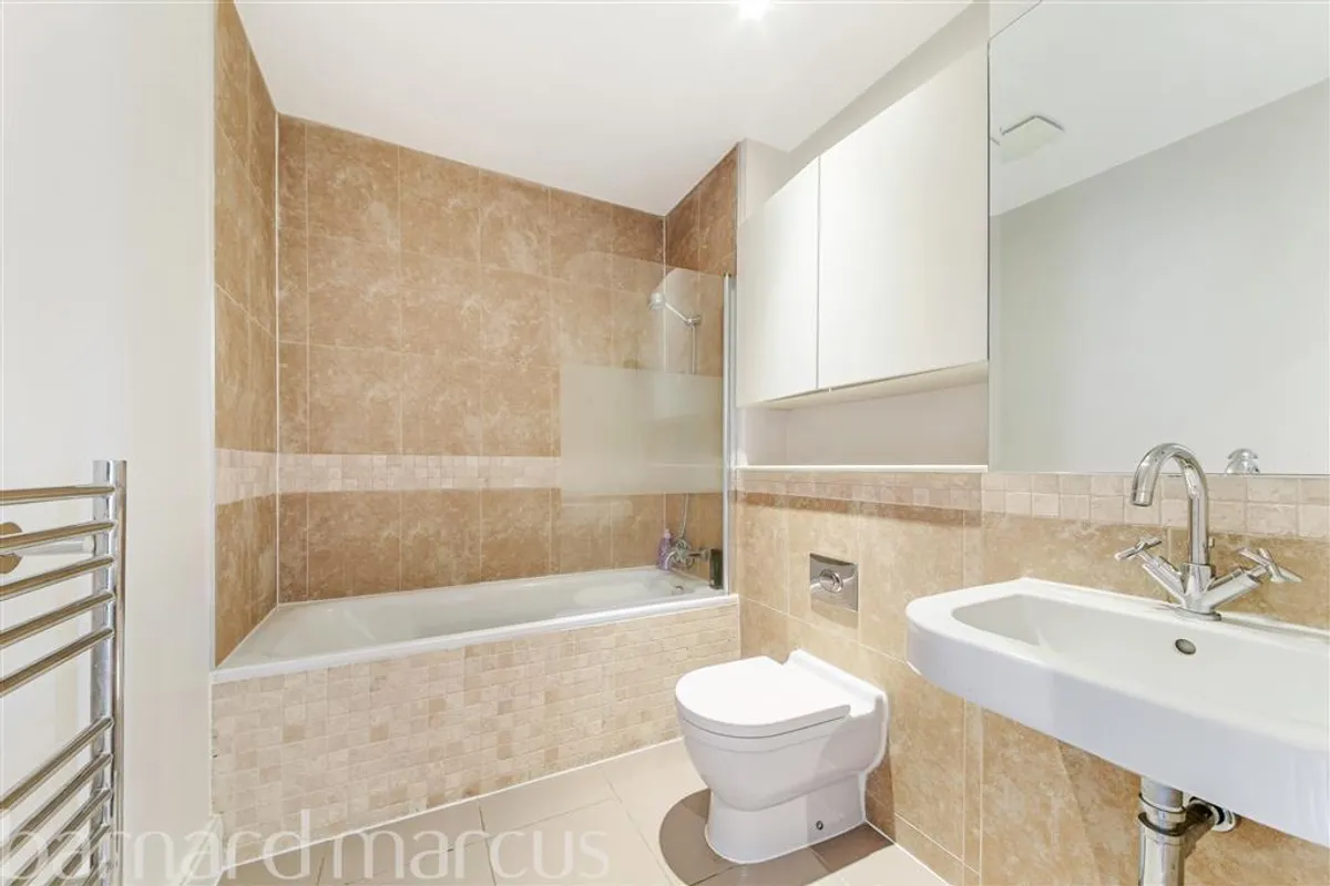 Flat Beaumont Drive in Greater London