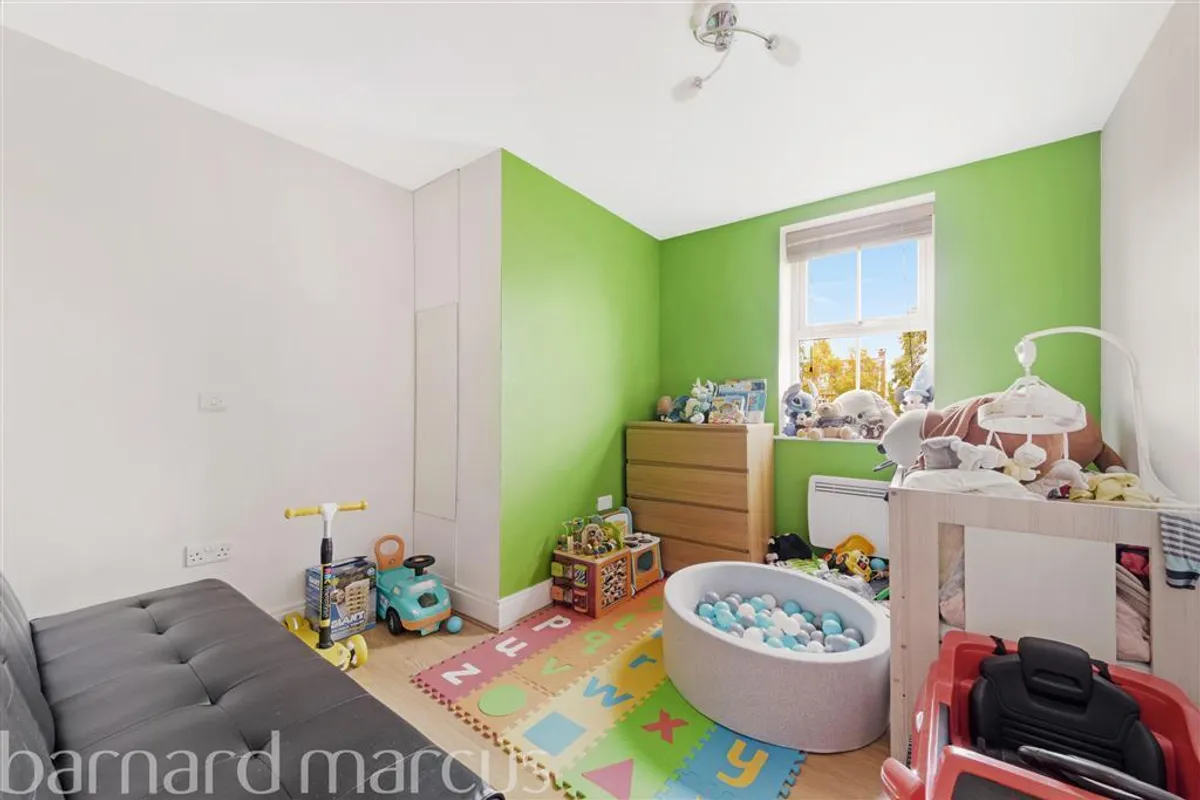 Flat Beaumont Drive in Greater London
