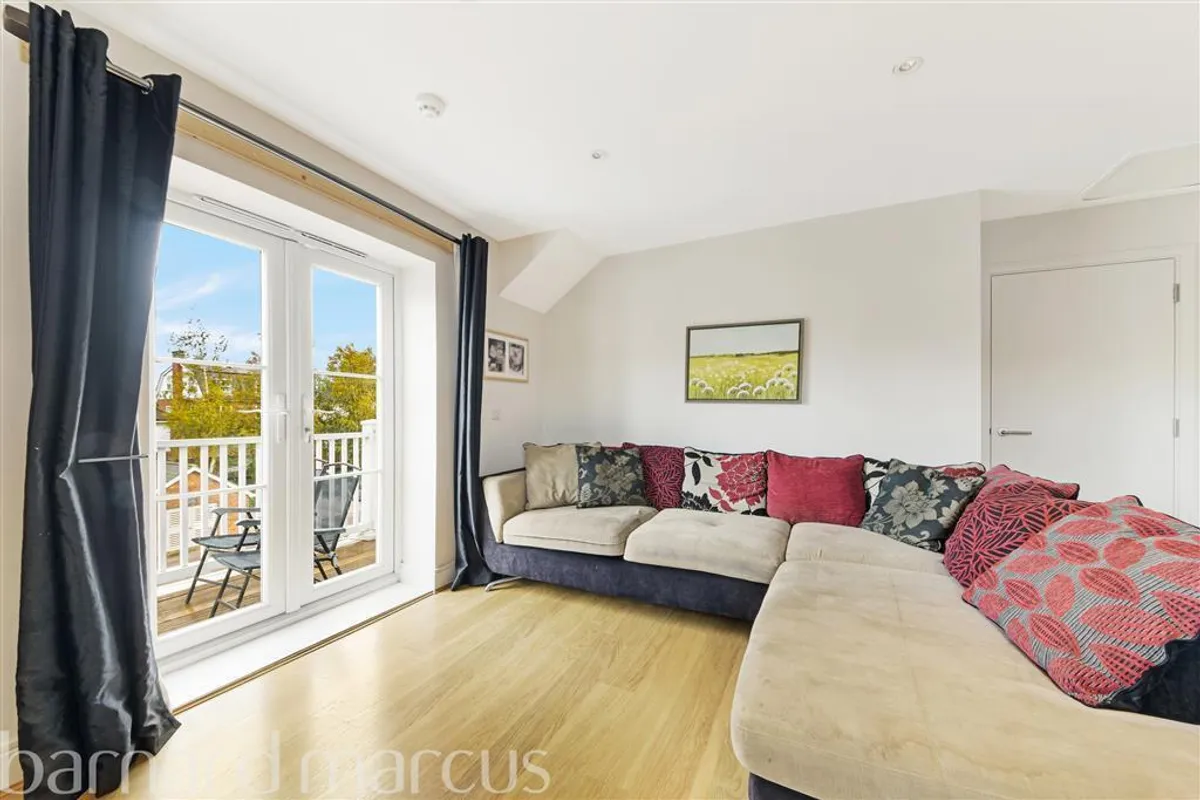 Flat Beaumont Drive in Greater London