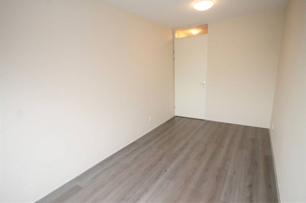Appartement aan de Simon Carmiggelthof in Den Haag (2492 JR)