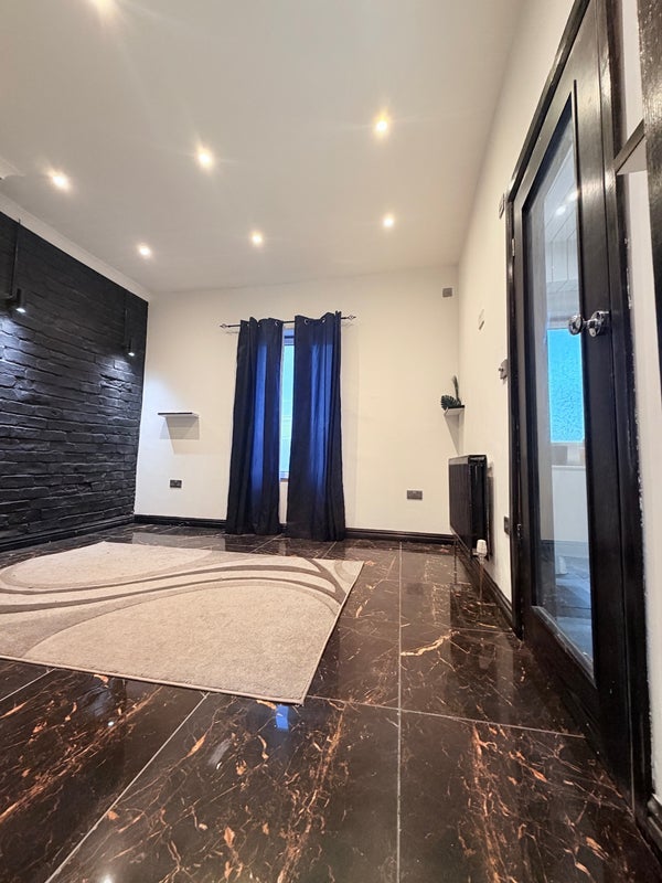 Room Broadstone Way in Bradford