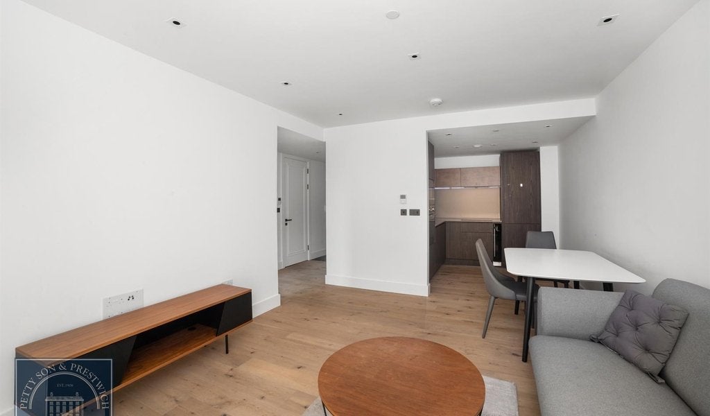 Flat Miles Street in Greater London