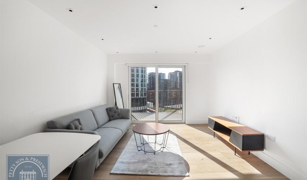 Flat Miles Street in Greater London