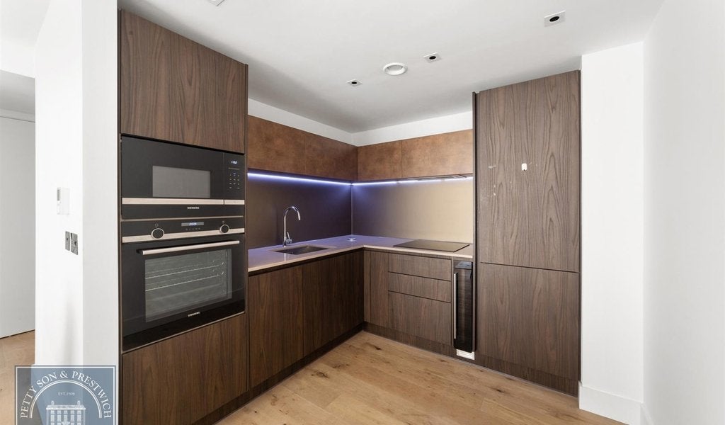 Flat Miles Street in Greater London
