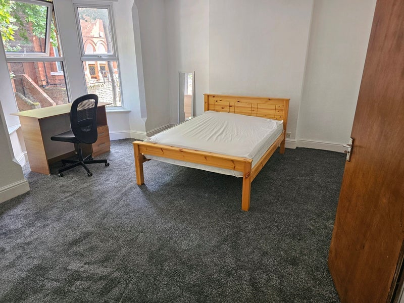 Room Albert Grove in Nottingham