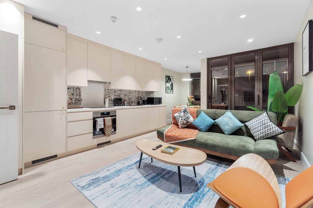 Flat Evelina Road in Greater London