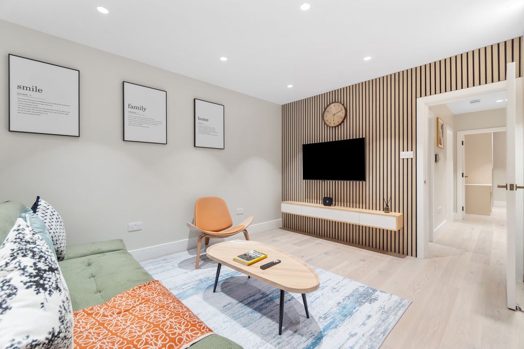 Flat Evelina Road in Greater London