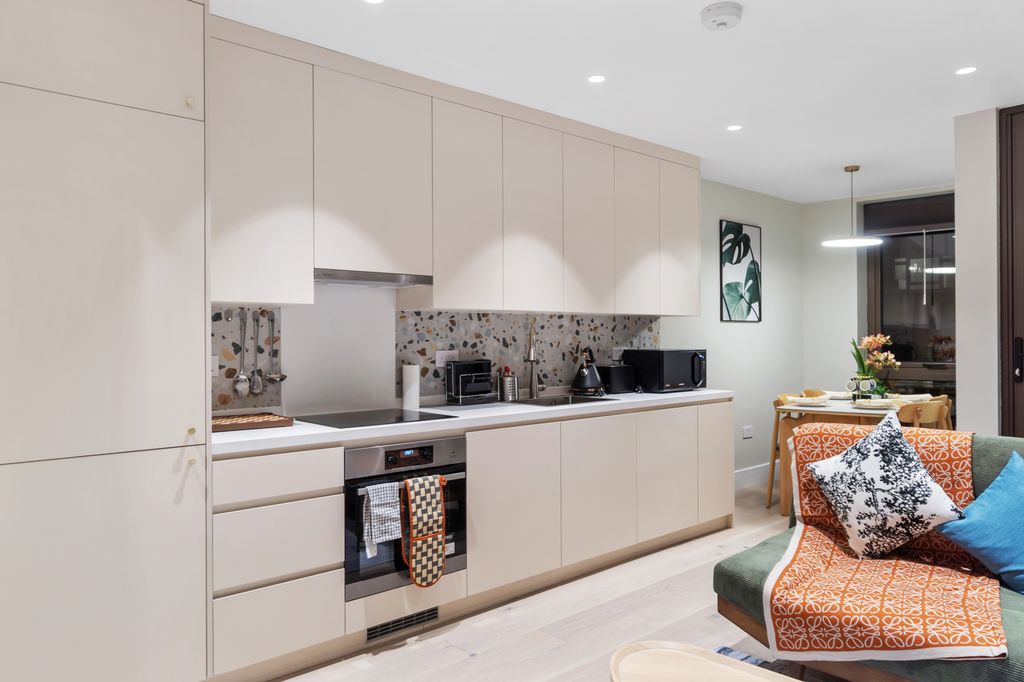 Flat Evelina Road in Greater London