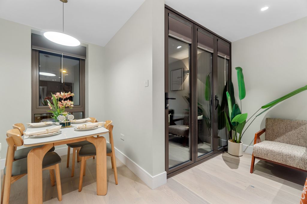 Flat Evelina Road in Greater London