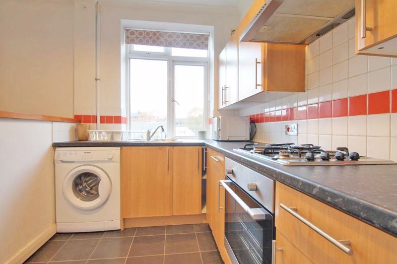 Flat Porlock Street in Greater London