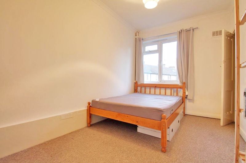 Flat Porlock Street in Greater London