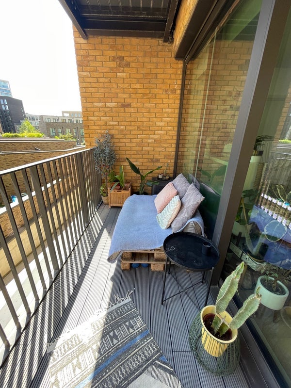 Room Royal Crest Avenue in Greater London