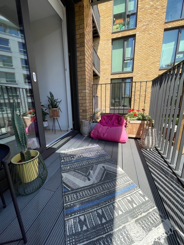 Room Royal Crest Avenue in Greater London