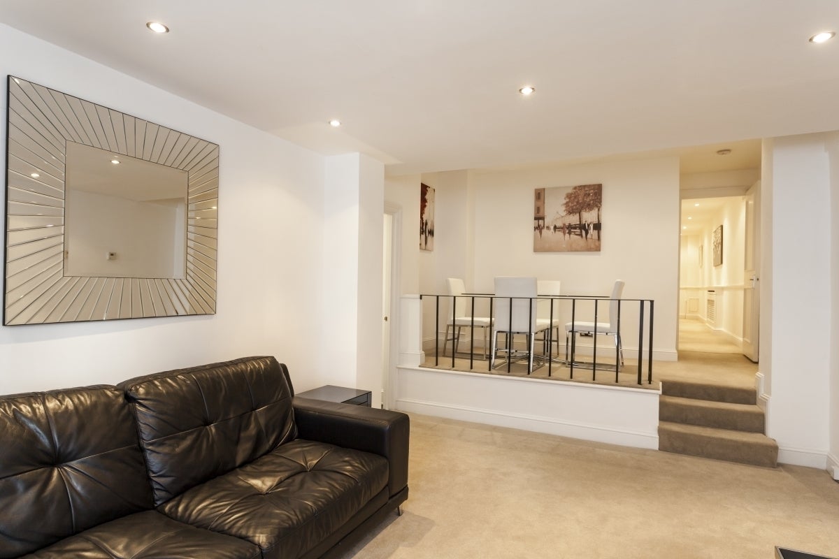 Flat Vicarage Gate in Greater London