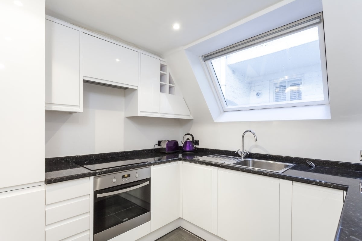 Flat Vicarage Gate in Greater London