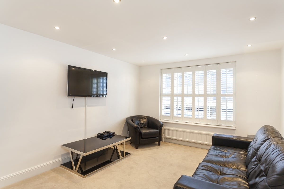 Flat Vicarage Gate in Greater London