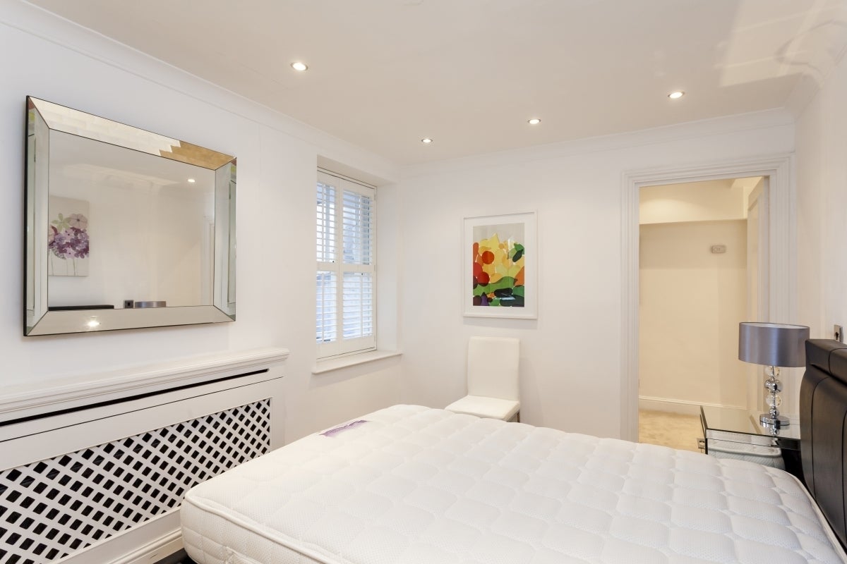 Flat Vicarage Gate in Greater London