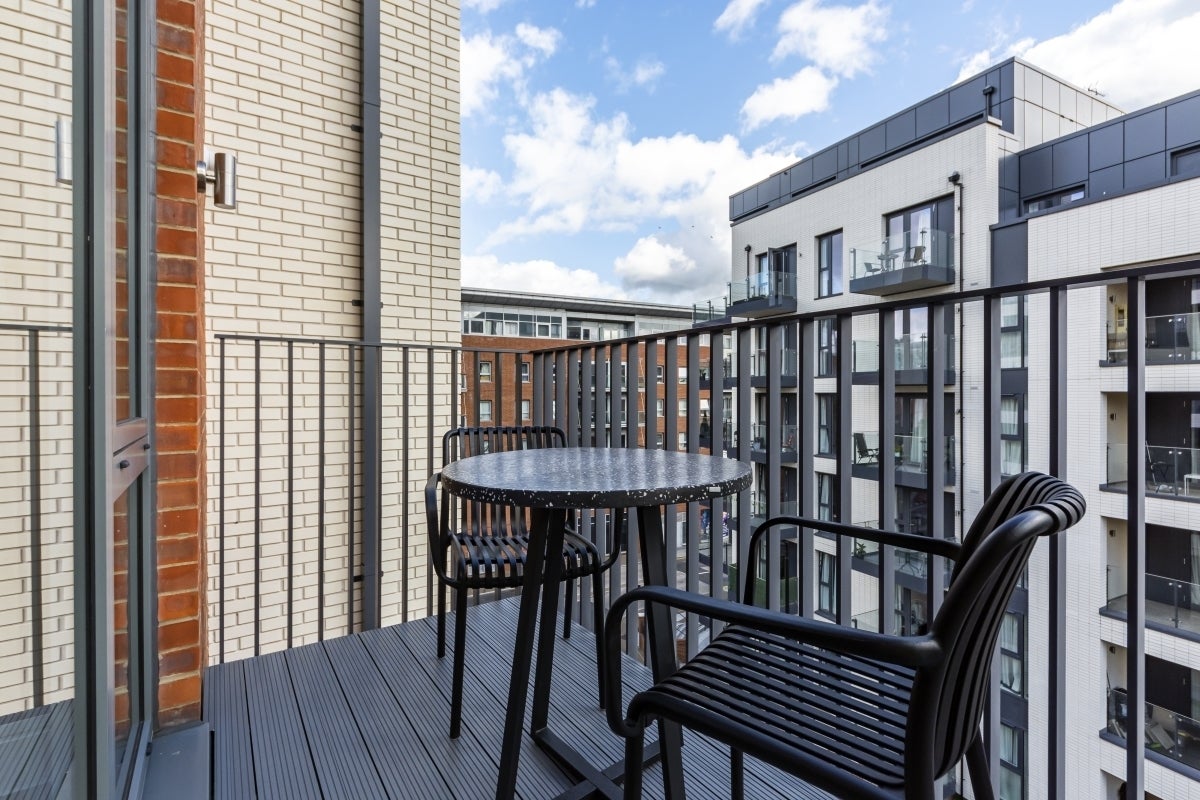 Flat Desborough Road in High Wycombe