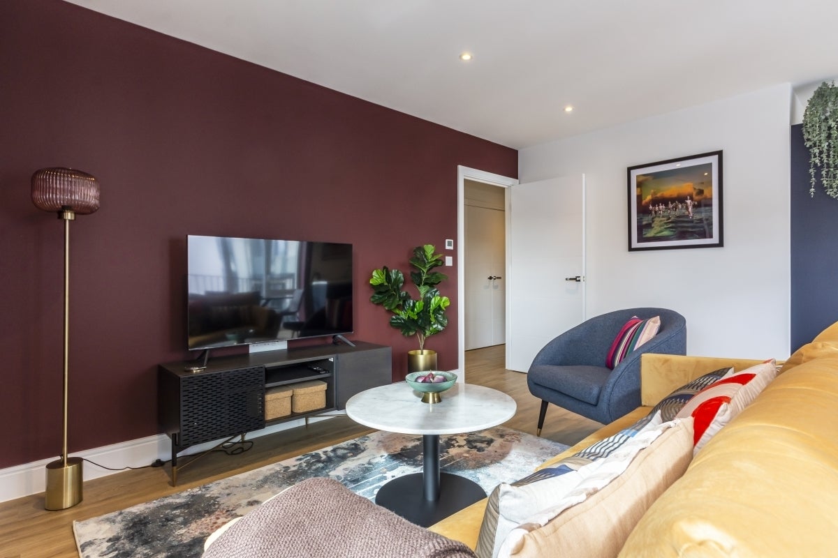 Flat Desborough Road in High Wycombe