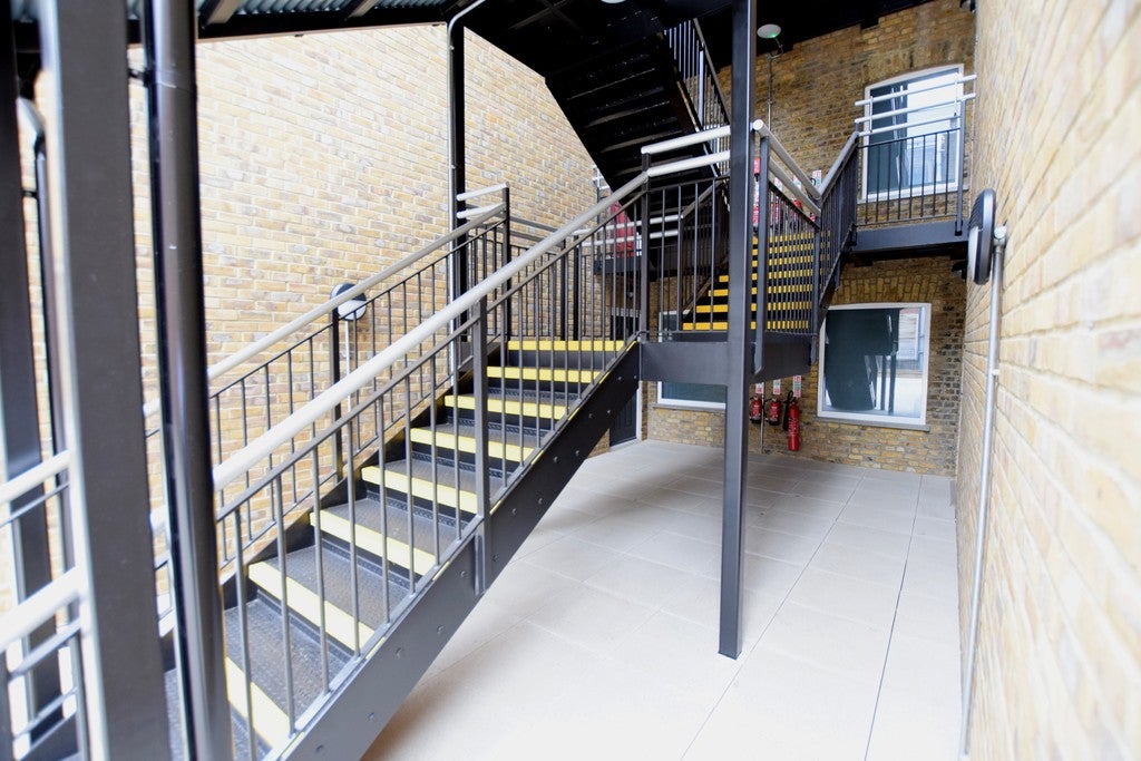 Flat Clements Road in Greater London