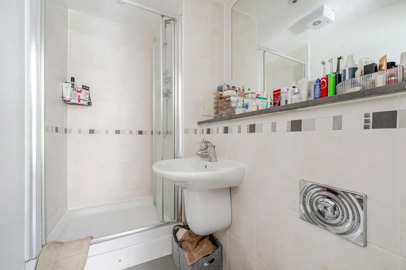 Room Wenlock Road in Greater London